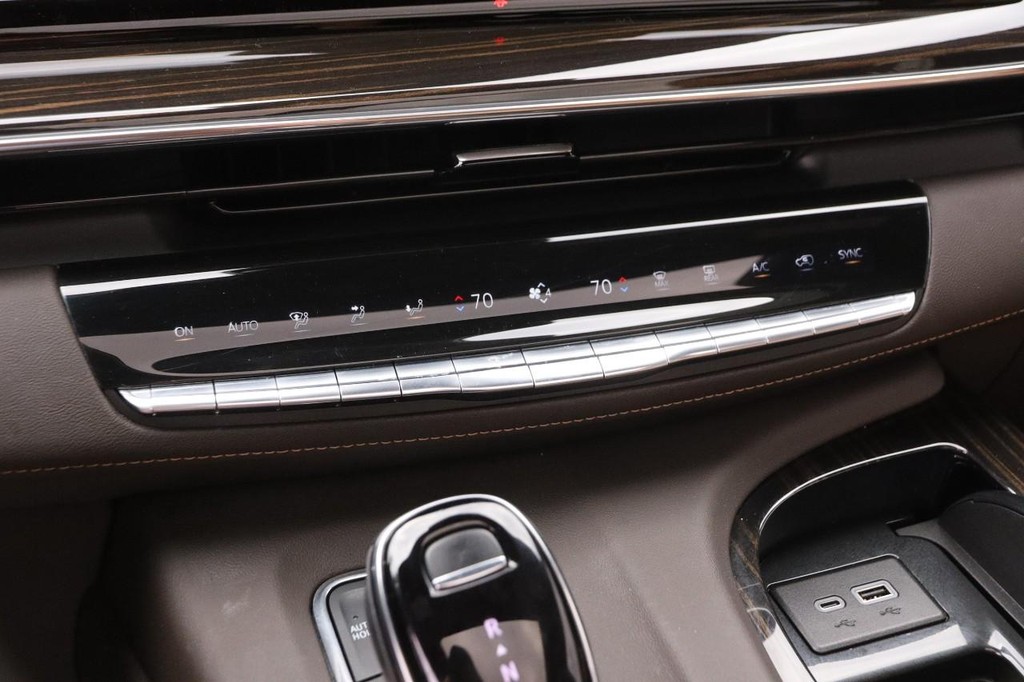 Cadillac Escalade Vehicle Full-screen Gallery Image 21