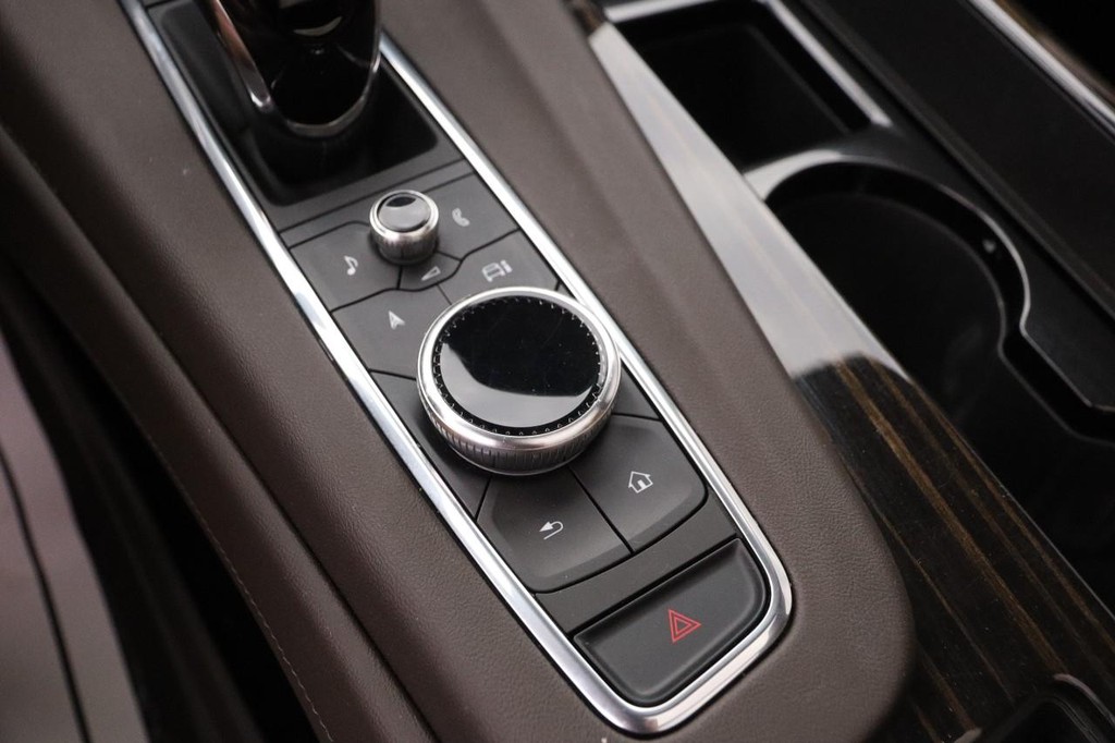 Cadillac Escalade Vehicle Full-screen Gallery Image 22