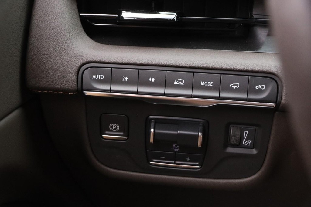 Cadillac Escalade Vehicle Full-screen Gallery Image 23