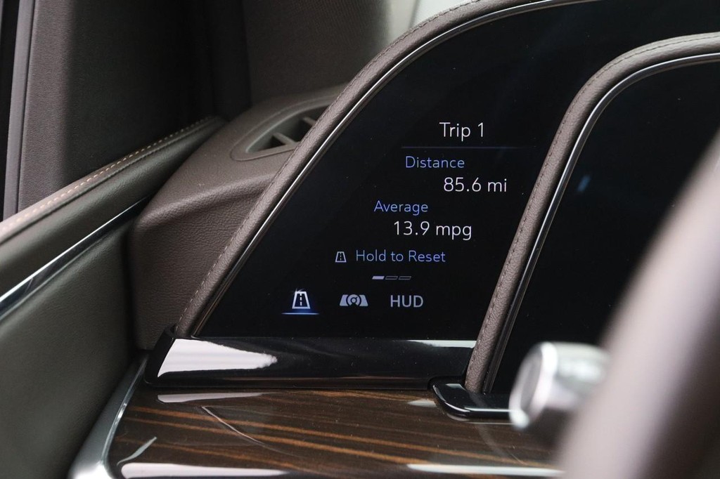 Cadillac Escalade Vehicle Full-screen Gallery Image 24