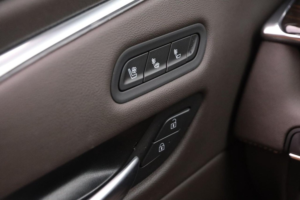 Cadillac Escalade Vehicle Full-screen Gallery Image 25