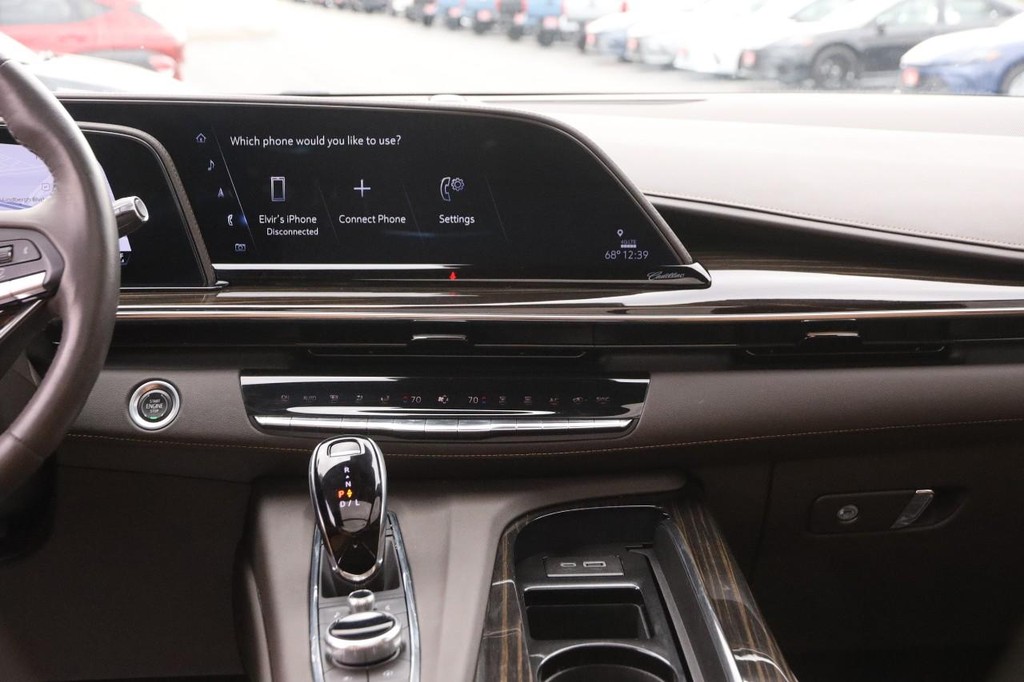 Cadillac Escalade Vehicle Full-screen Gallery Image 29