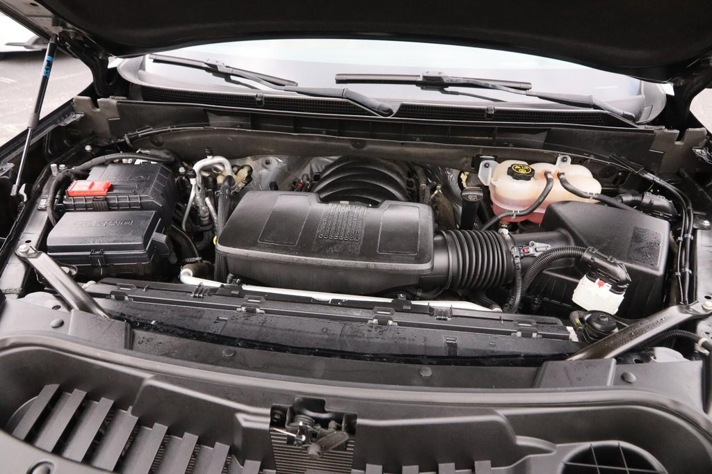 Cadillac Escalade Vehicle Full-screen Gallery Image 32