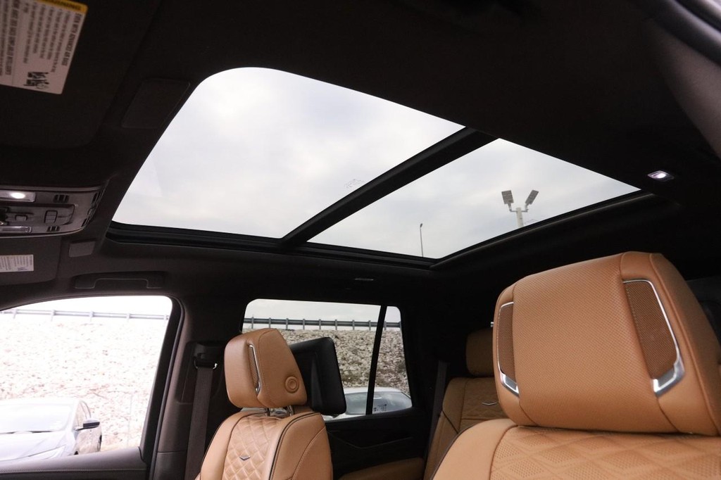 Cadillac Escalade Vehicle Full-screen Gallery Image 33