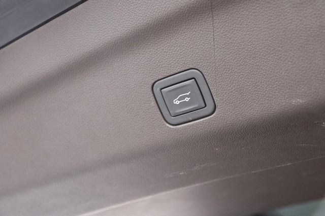 Cadillac Escalade Vehicle Image 09