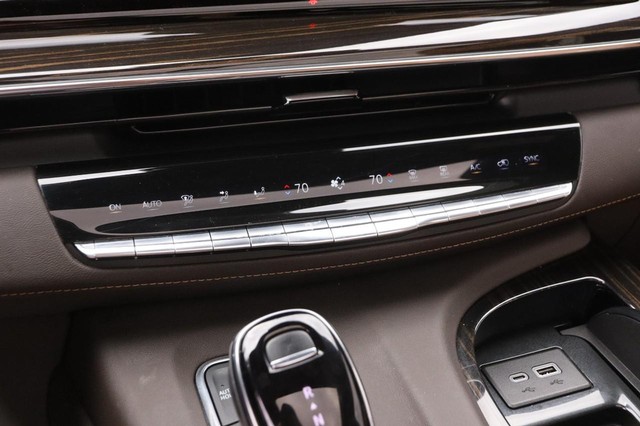 Cadillac Escalade Vehicle Image 21