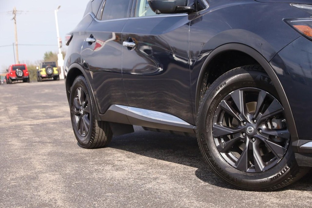 Nissan Murano Vehicle Full-screen Gallery Image 3