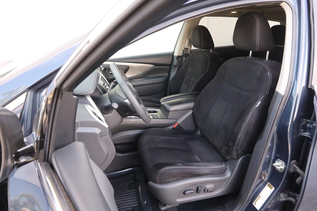 Nissan Murano Vehicle Full-screen Gallery Image 9