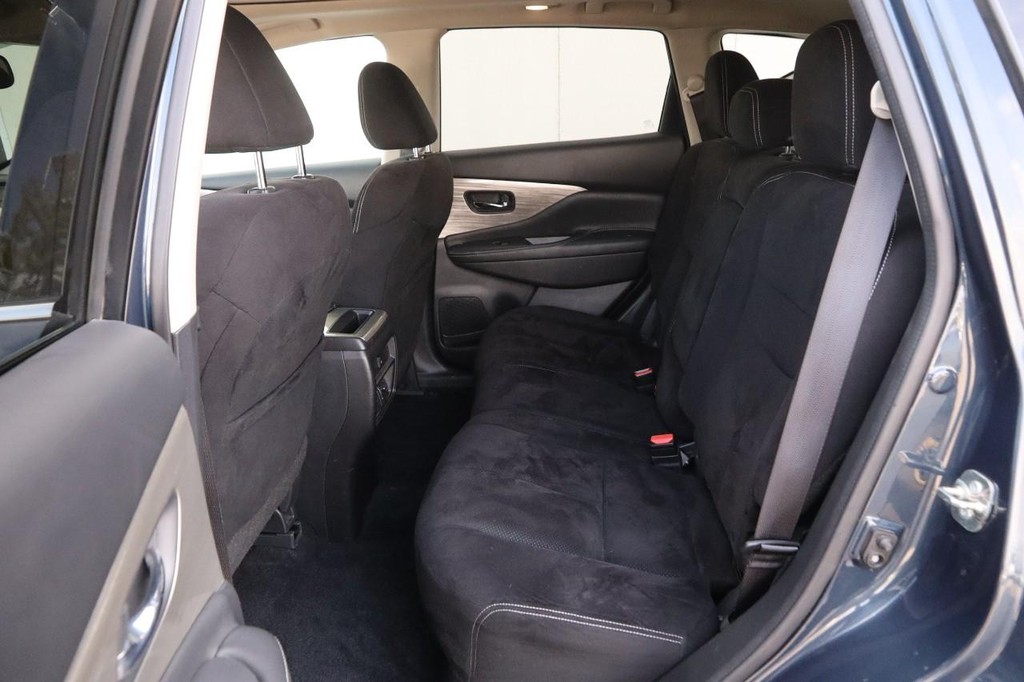 Nissan Murano Vehicle Full-screen Gallery Image 10