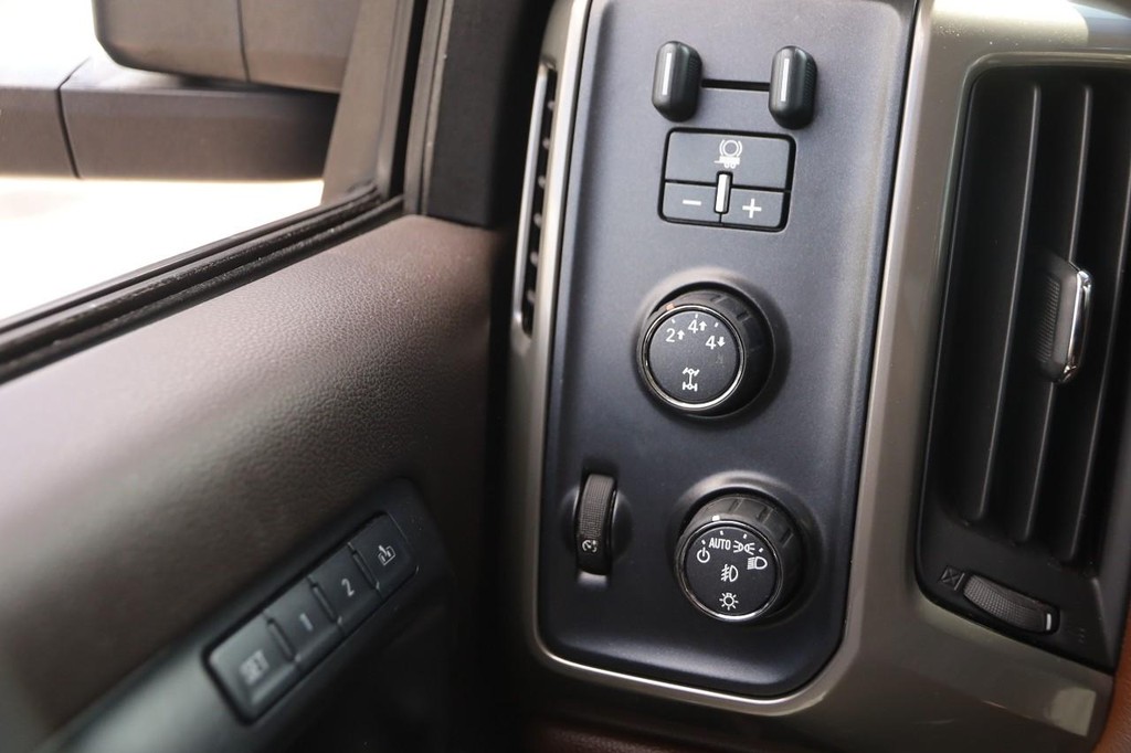 Chevrolet Silverado 2500HD Vehicle Full-screen Gallery Image 14