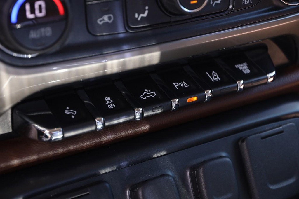 Chevrolet Silverado 2500HD Vehicle Full-screen Gallery Image 19