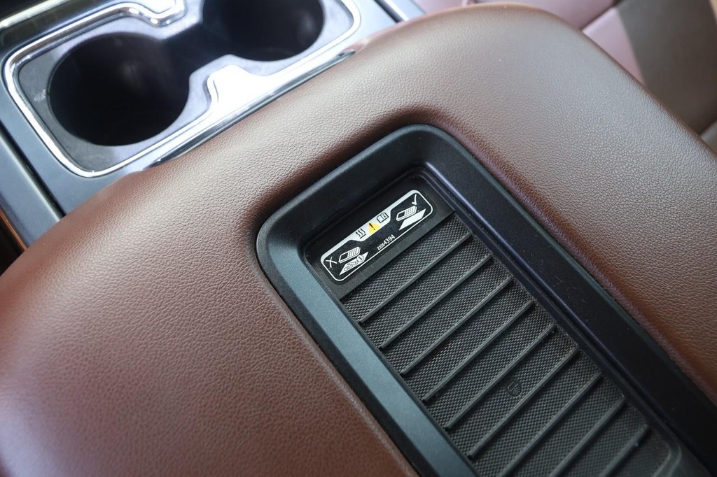 Chevrolet Silverado 2500HD Vehicle Full-screen Gallery Image 20