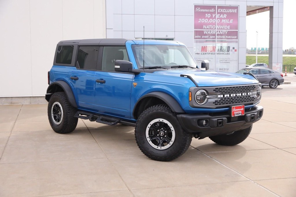 Ford Bronco Vehicle Full-screen Gallery Image 2