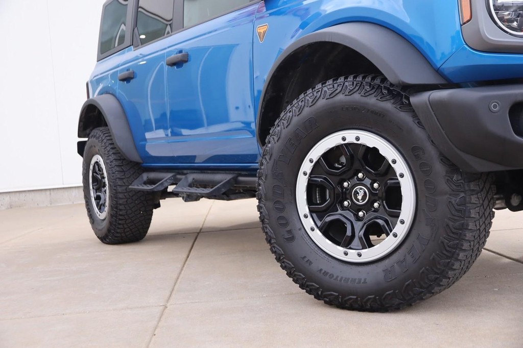 Ford Bronco Vehicle Full-screen Gallery Image 3