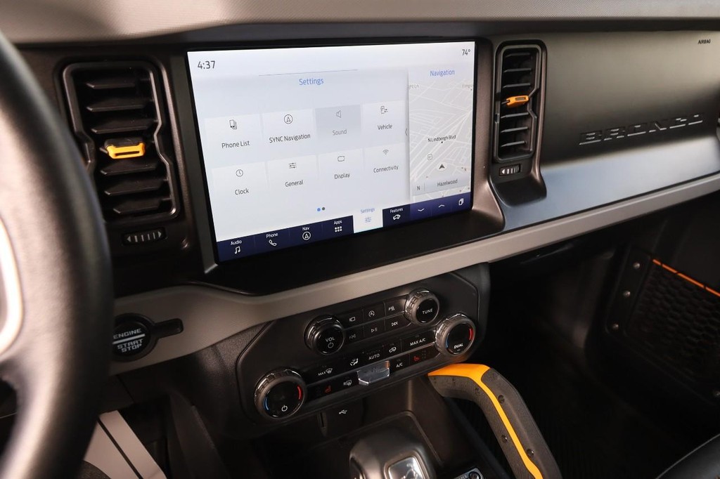 Ford Bronco Vehicle Full-screen Gallery Image 15