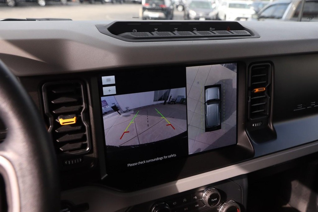 Ford Bronco Vehicle Full-screen Gallery Image 17