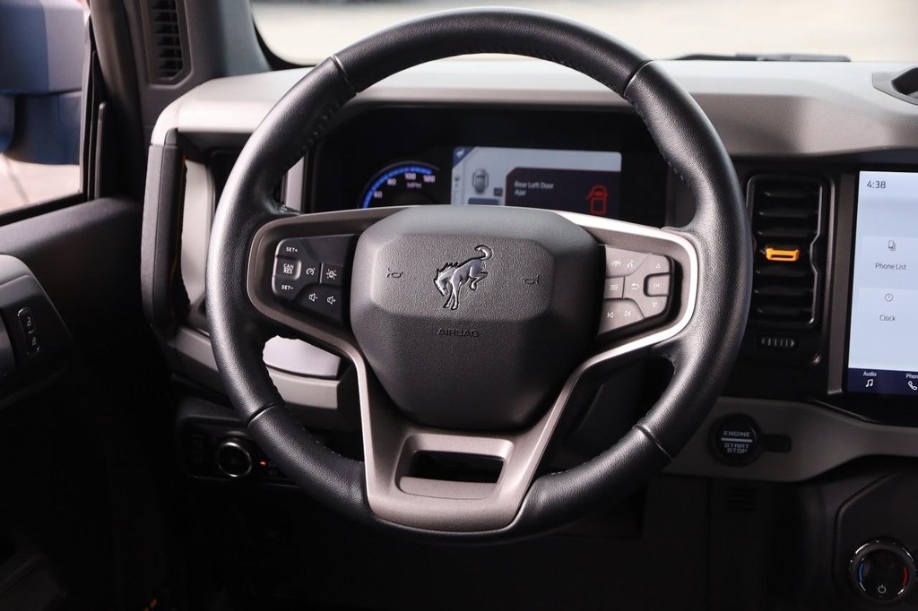 Ford Bronco Vehicle Full-screen Gallery Image 25