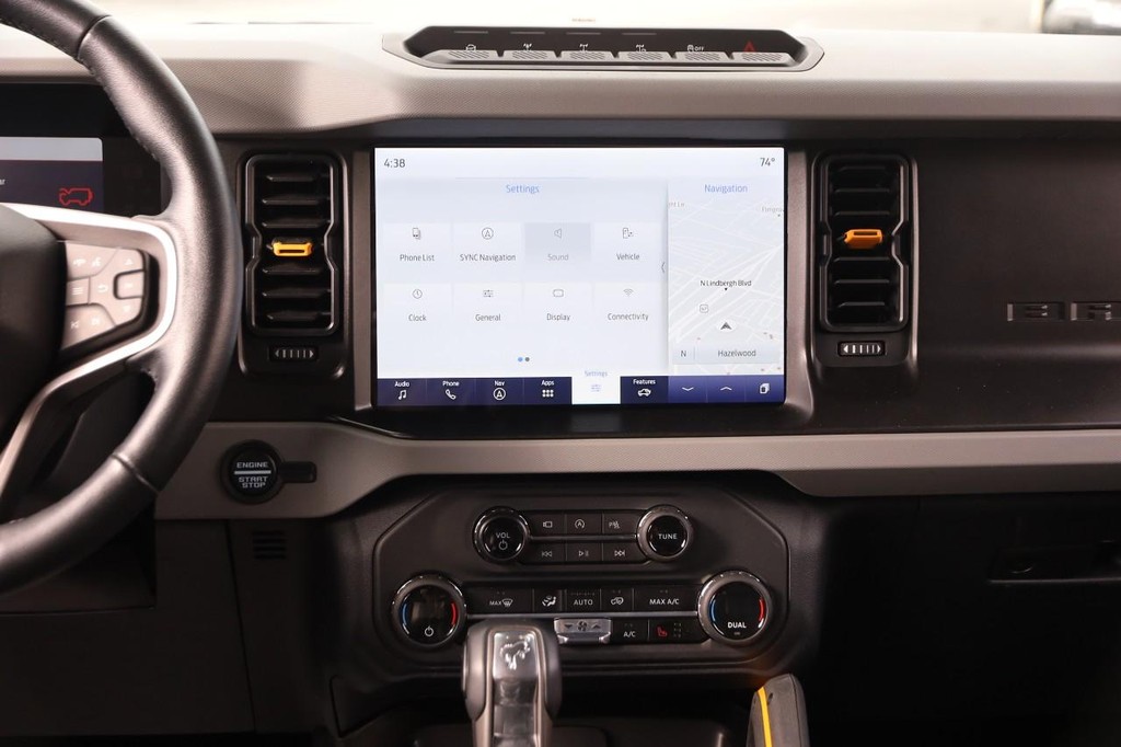 Ford Bronco Vehicle Full-screen Gallery Image 26