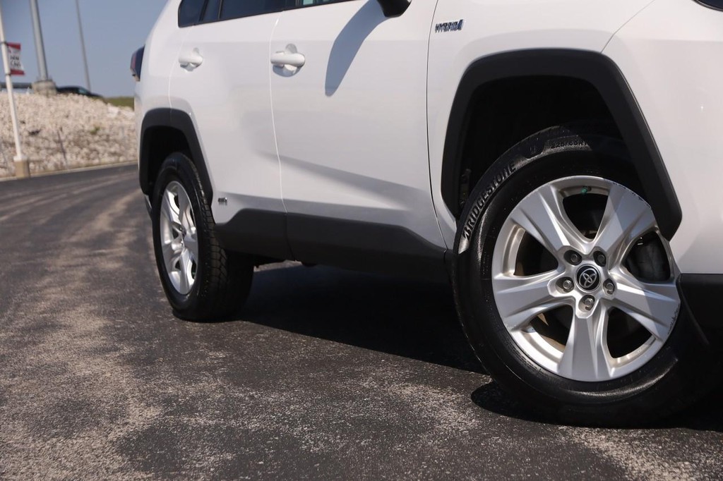 Toyota RAV4 Vehicle Full-screen Gallery Image 3