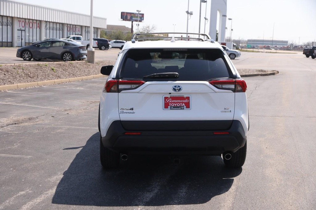 Toyota RAV4 Vehicle Full-screen Gallery Image 6