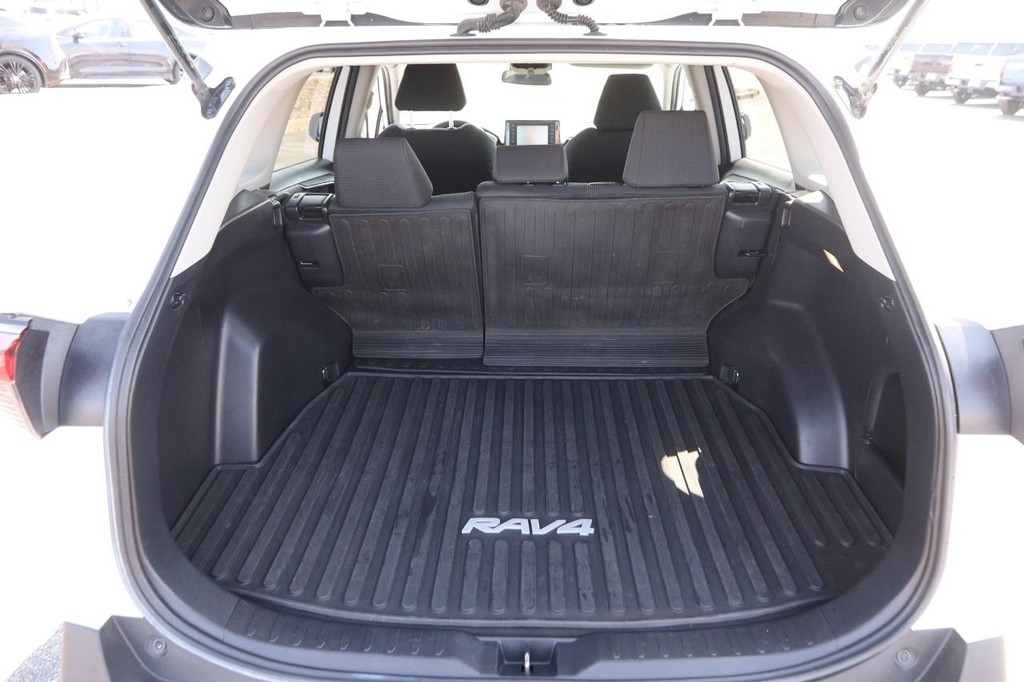 Toyota RAV4 Vehicle Full-screen Gallery Image 7