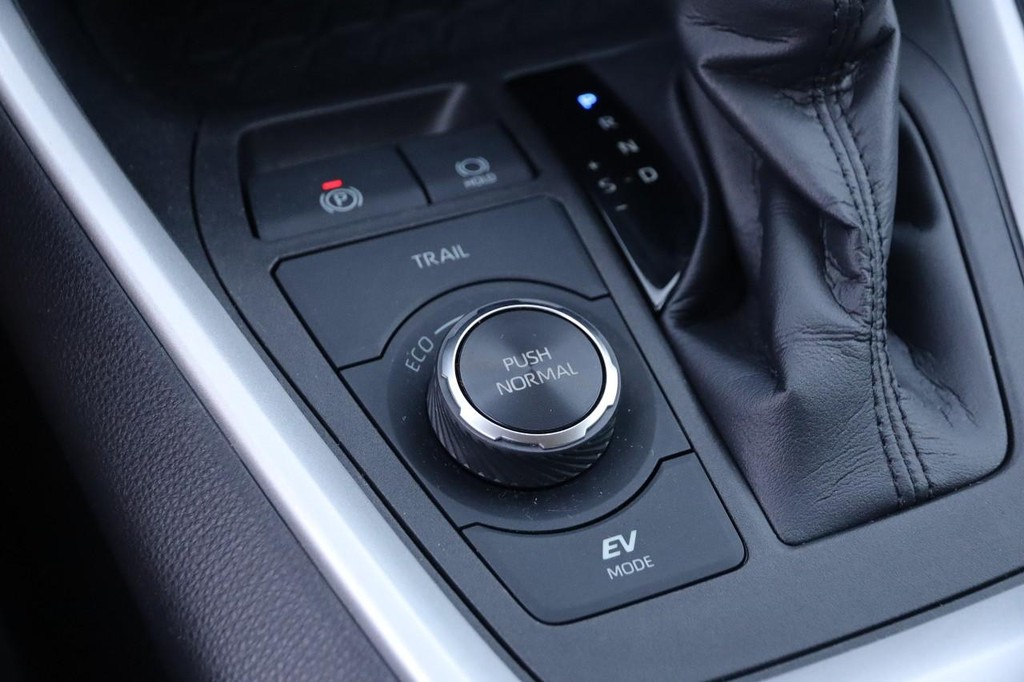 Toyota RAV4 Vehicle Full-screen Gallery Image 17