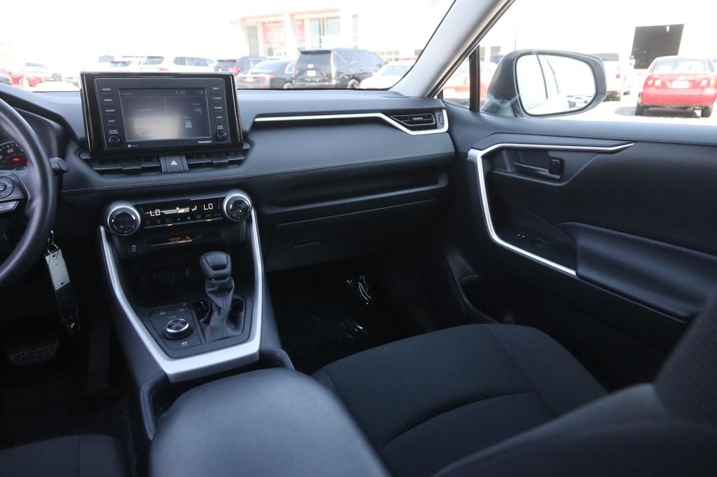 Toyota RAV4 Vehicle Full-screen Gallery Image 23