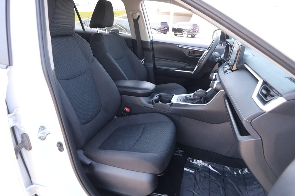 Toyota RAV4 Vehicle Full-screen Gallery Image 24