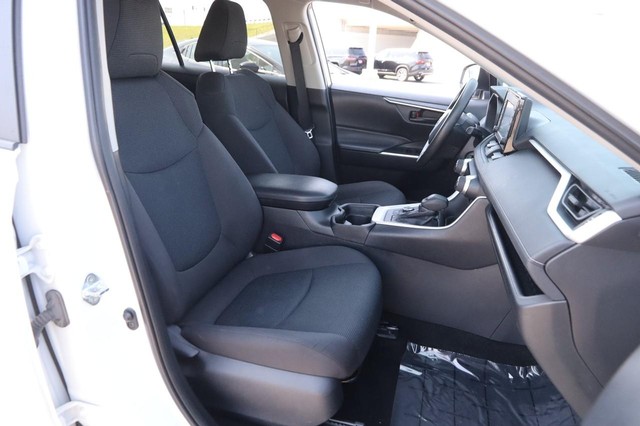 Toyota RAV4 Vehicle Image 24