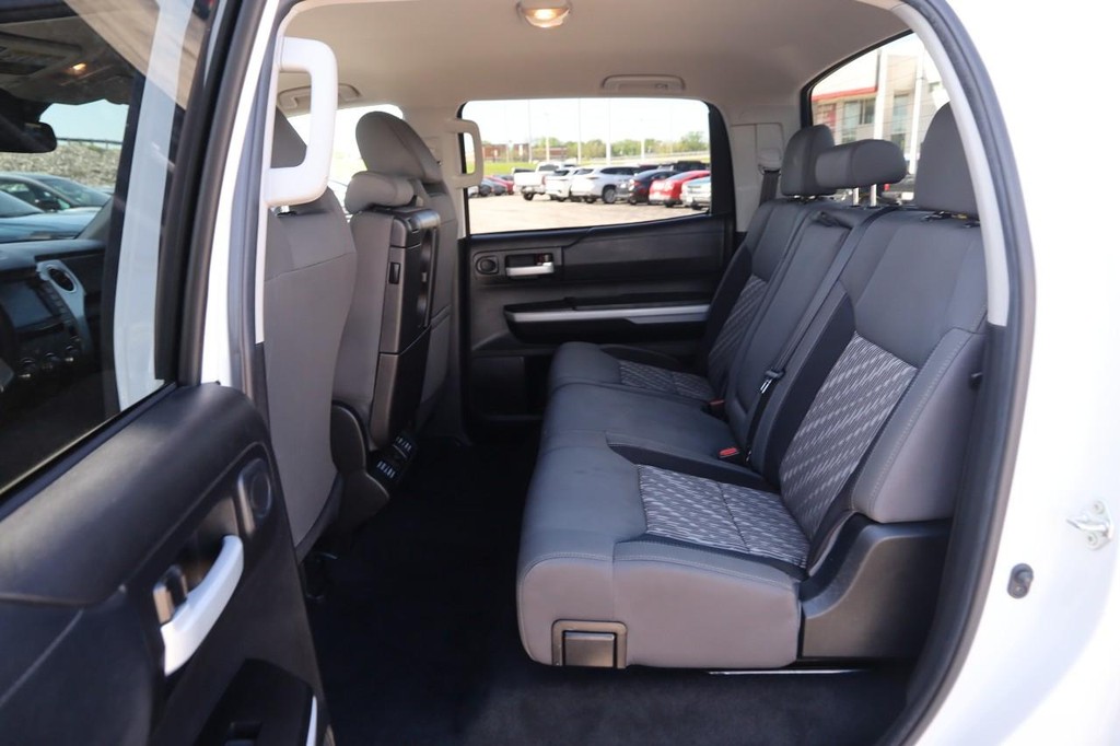 Toyota Tundra 4WD Vehicle Full-screen Gallery Image 9