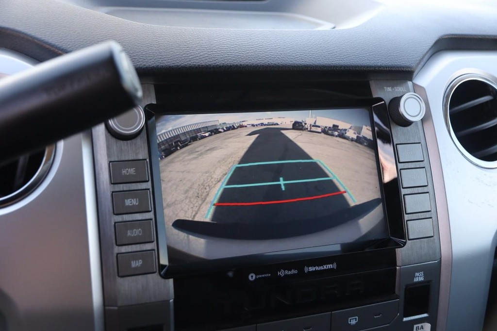 Toyota Tundra 4WD Vehicle Full-screen Gallery Image 16