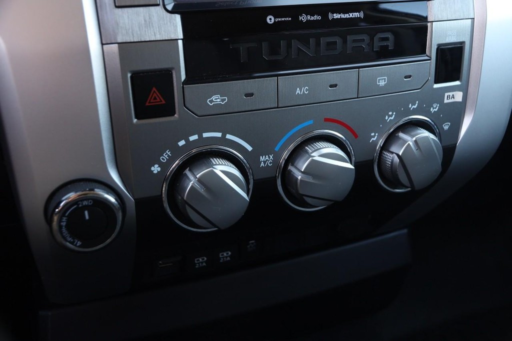 Toyota Tundra 4WD Vehicle Full-screen Gallery Image 17