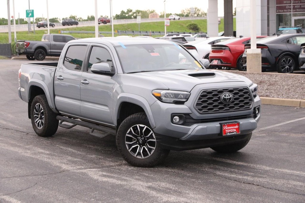 Toyota Tacoma 4WD Vehicle Full-screen Gallery Image 2