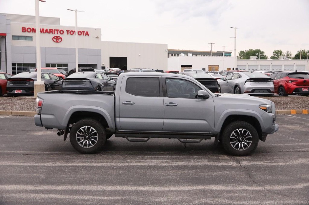 Toyota Tacoma 4WD Vehicle Full-screen Gallery Image 5