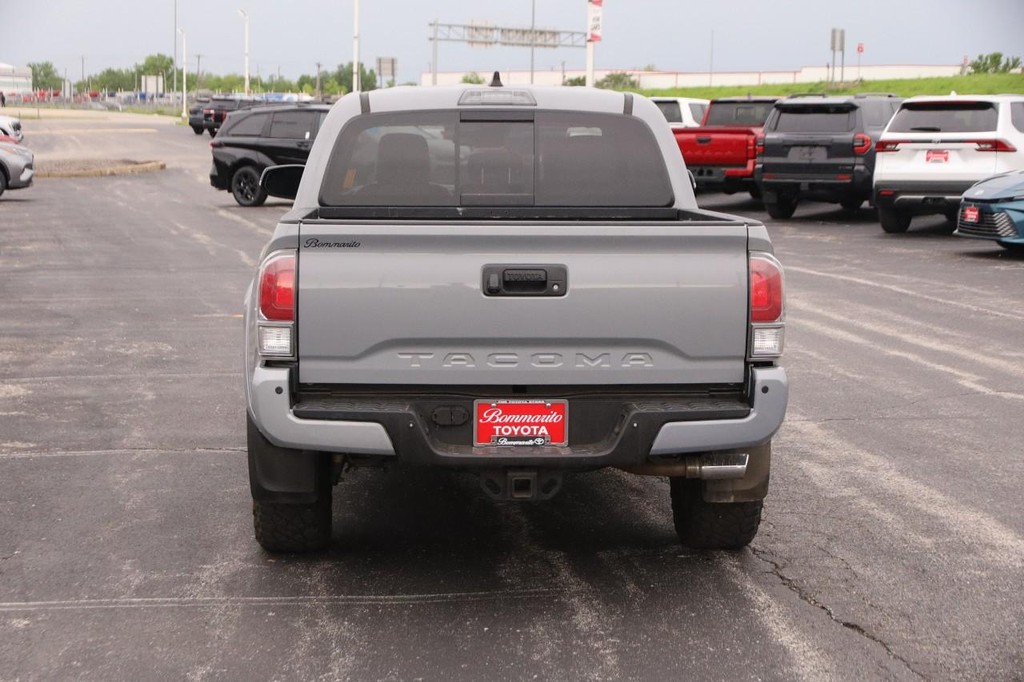 Toyota Tacoma 4WD Vehicle Full-screen Gallery Image 6