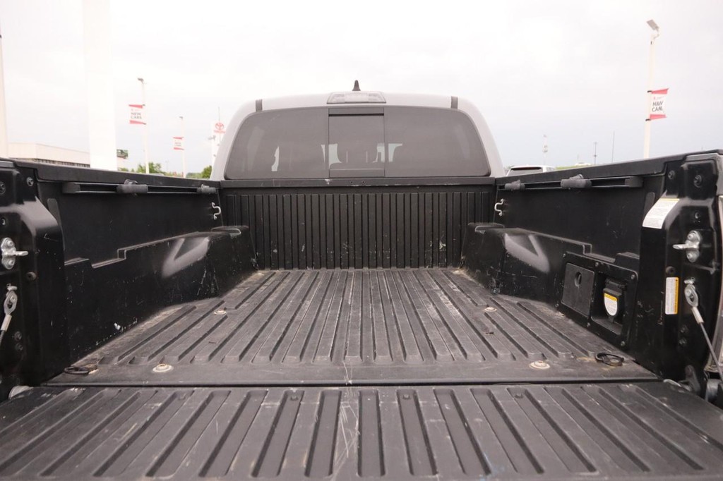 Toyota Tacoma 4WD Vehicle Full-screen Gallery Image 7