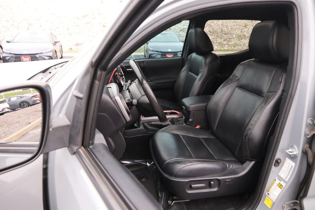 Toyota Tacoma 4WD Vehicle Full-screen Gallery Image 8