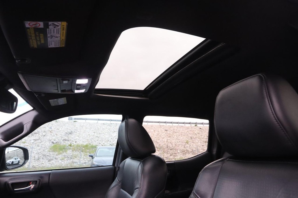 Toyota Tacoma 4WD Vehicle Full-screen Gallery Image 9