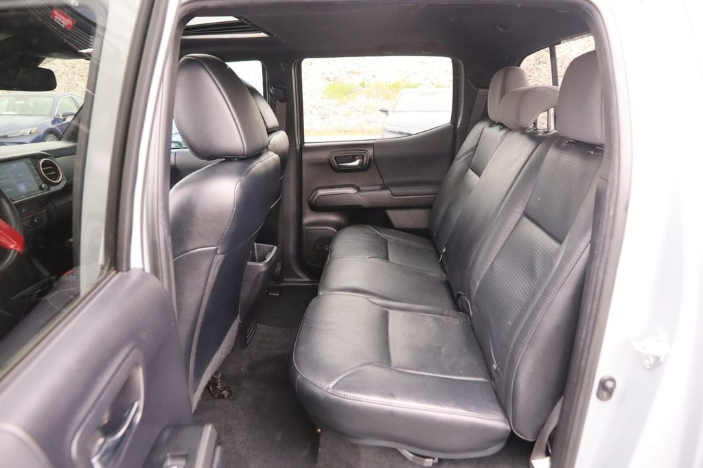 Toyota Tacoma 4WD Vehicle Full-screen Gallery Image 10