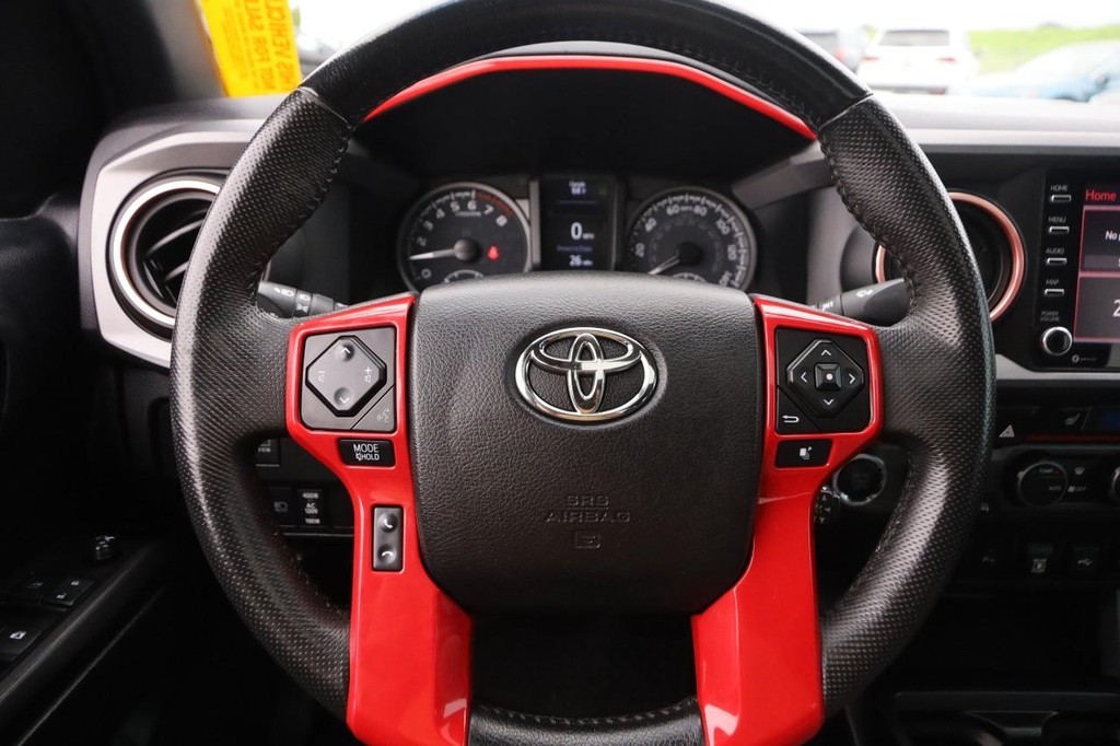 Toyota Tacoma 4WD Vehicle Full-screen Gallery Image 11