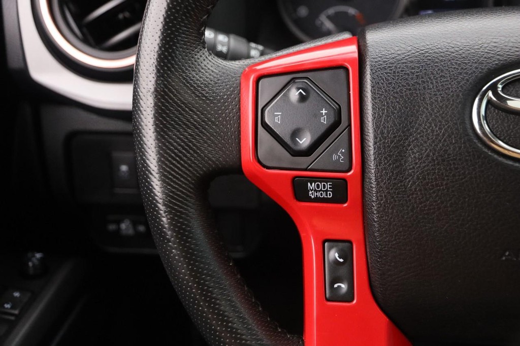 Toyota Tacoma 4WD Vehicle Full-screen Gallery Image 12