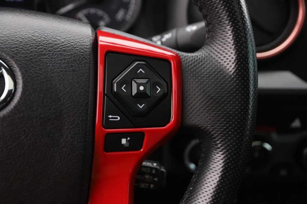 Toyota Tacoma 4WD Vehicle Full-screen Gallery Image 13