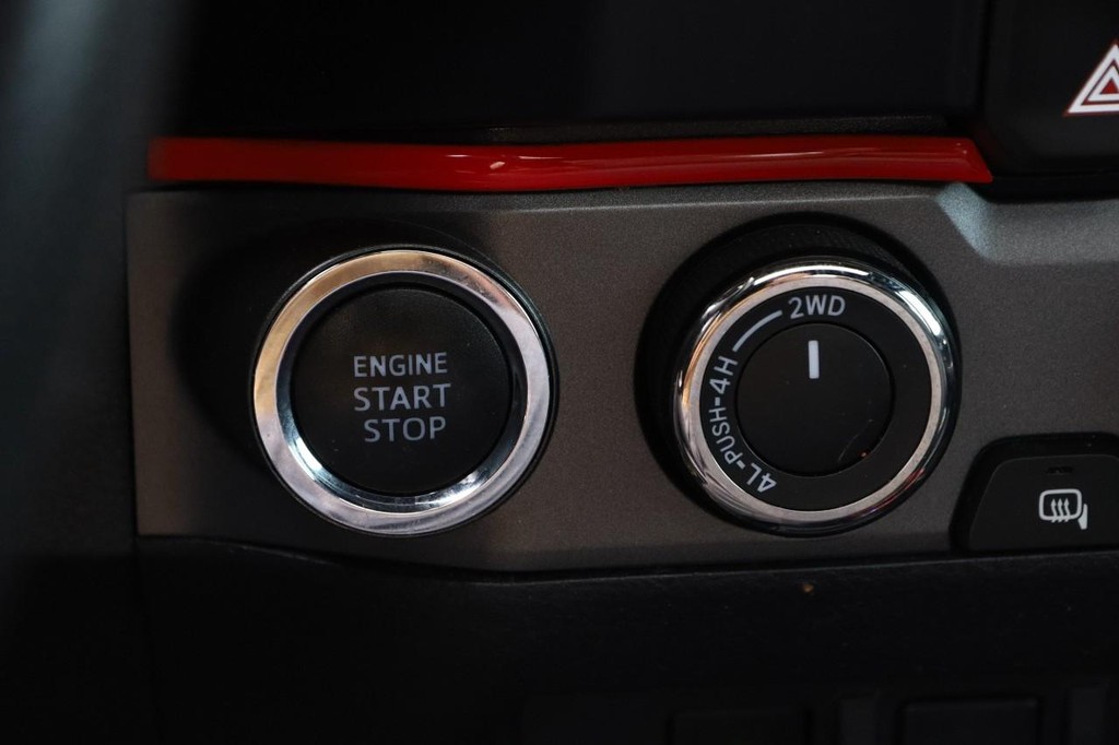 Toyota Tacoma 4WD Vehicle Full-screen Gallery Image 15
