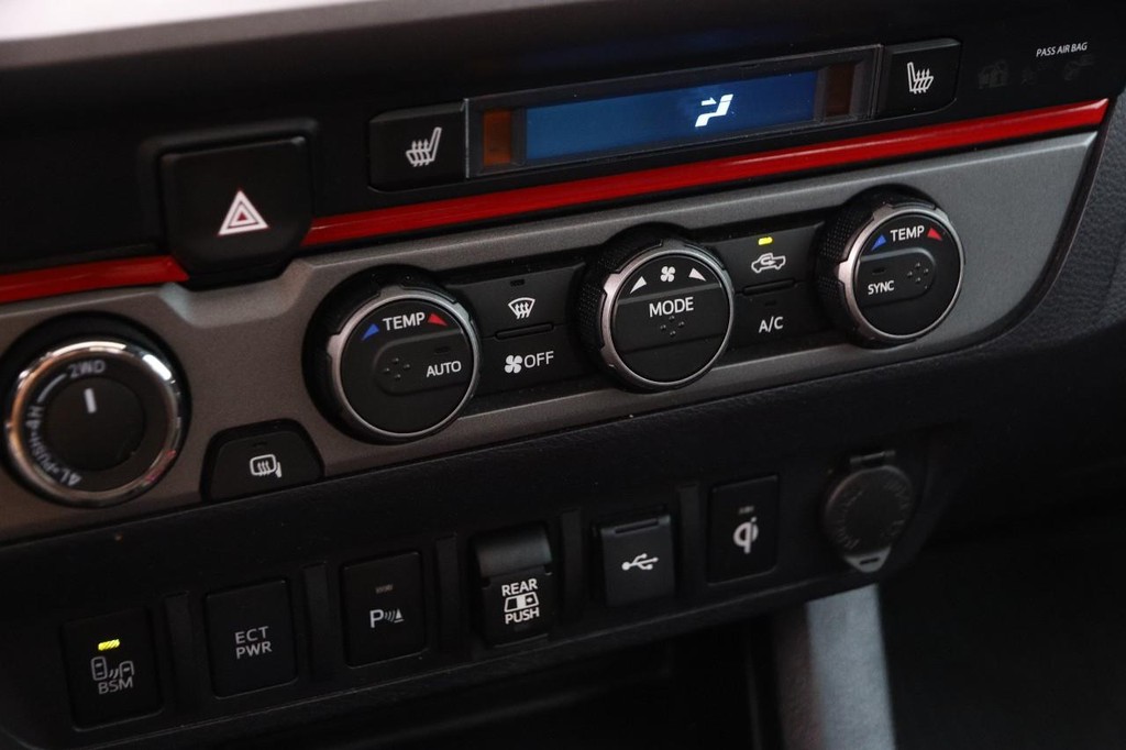 Toyota Tacoma 4WD Vehicle Full-screen Gallery Image 19