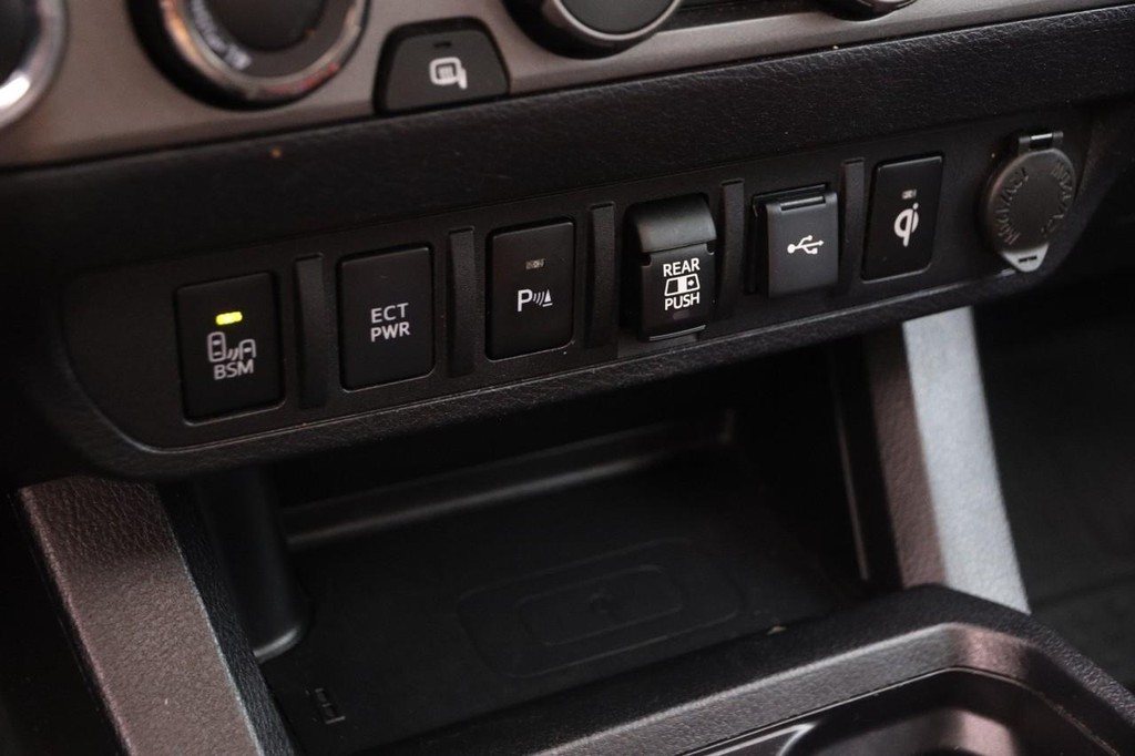 Toyota Tacoma 4WD Vehicle Full-screen Gallery Image 20