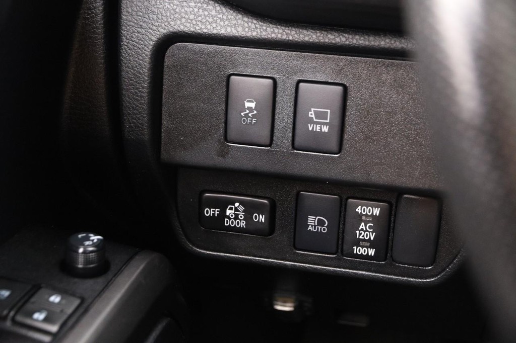 Toyota Tacoma 4WD Vehicle Full-screen Gallery Image 21