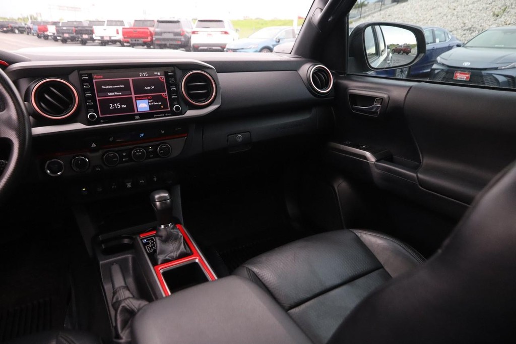 Toyota Tacoma 4WD Vehicle Full-screen Gallery Image 26