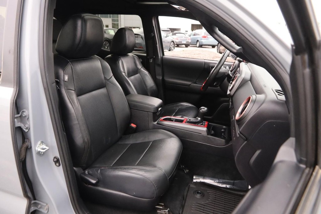 Toyota Tacoma 4WD Vehicle Full-screen Gallery Image 27