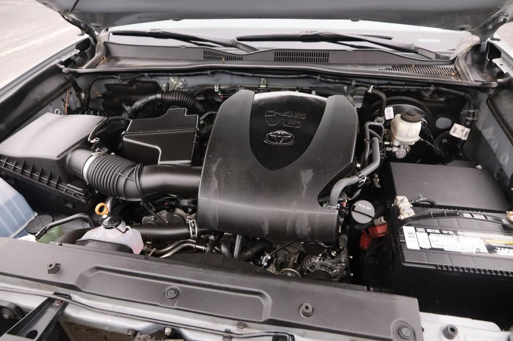 Toyota Tacoma 4WD Vehicle Full-screen Gallery Image 28