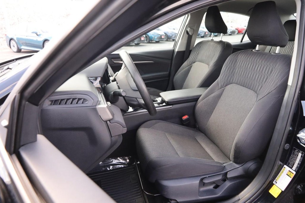 Toyota Camry Vehicle Full-screen Gallery Image 8